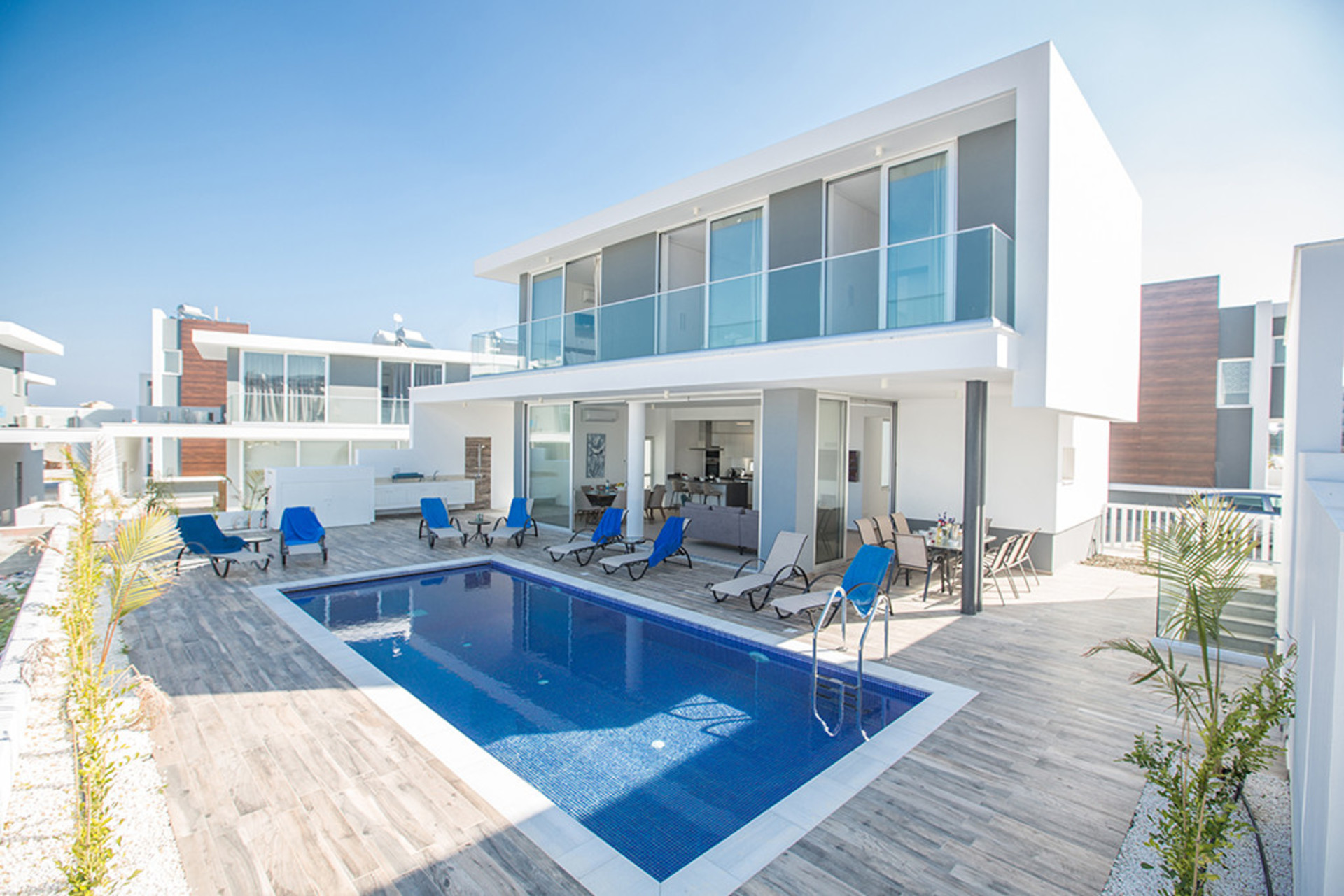 Ailenizin Protaras, Protaras Villa 1575'te Bu Lüks Çağdaş Tarz Villayı Kiraladığını Hayal Edin