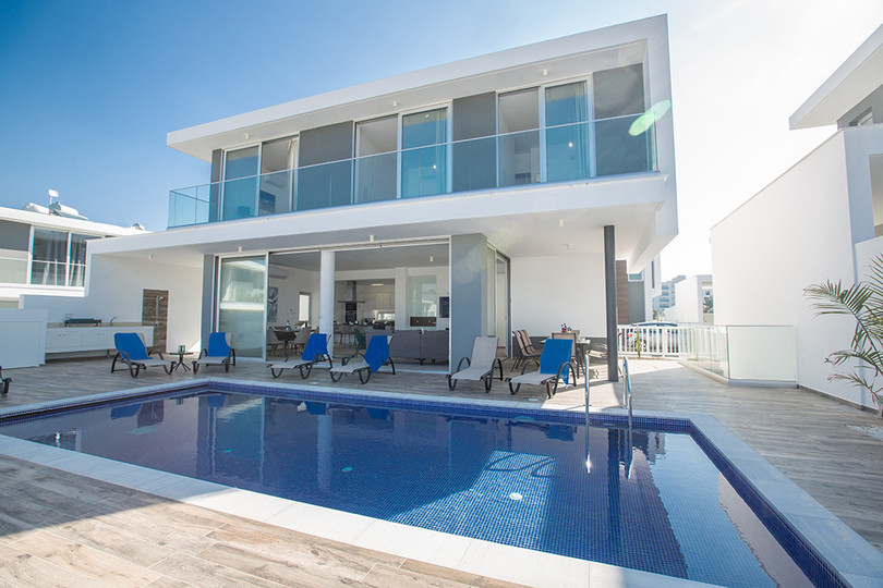 Ailenizin Protaras, Protaras Villa 1575'te Bu Lüks Çağdaş Tarz Villayı Kiraladığını Hayal Edin