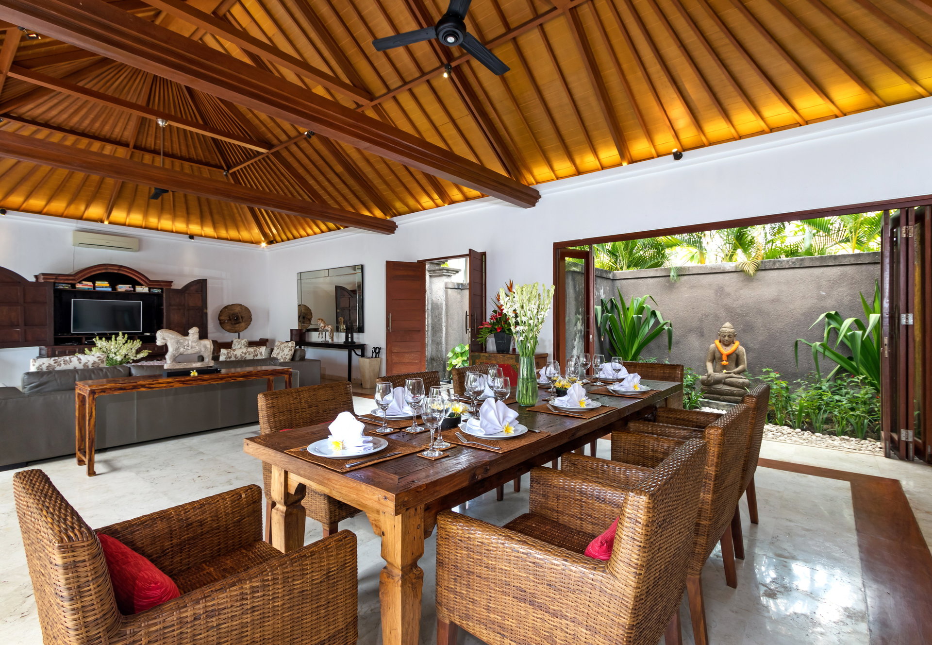 Kabupaten Badung'da Özel Havuzlu ve Tam Personelli Özel Tatil Villanızı Kiralamak İçin Eksiksiz Kılavuz, Bali Villa 2113