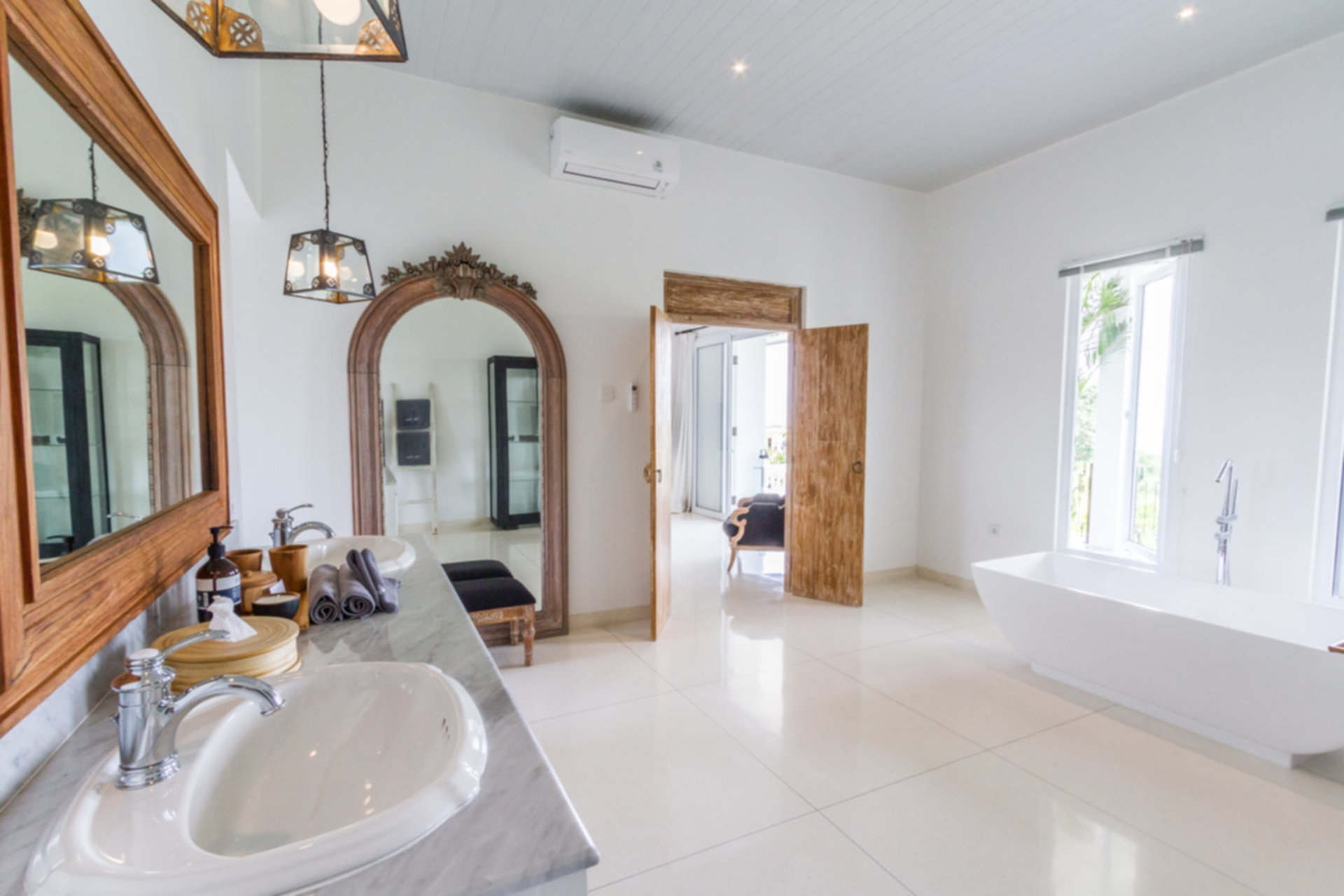 Ailenizin Muhteşem Okyanus Manzaralı Lüks 5 Yatak Odalı Tatil Villası Kiraladığını Hayal Edin, Bali Villa 2114