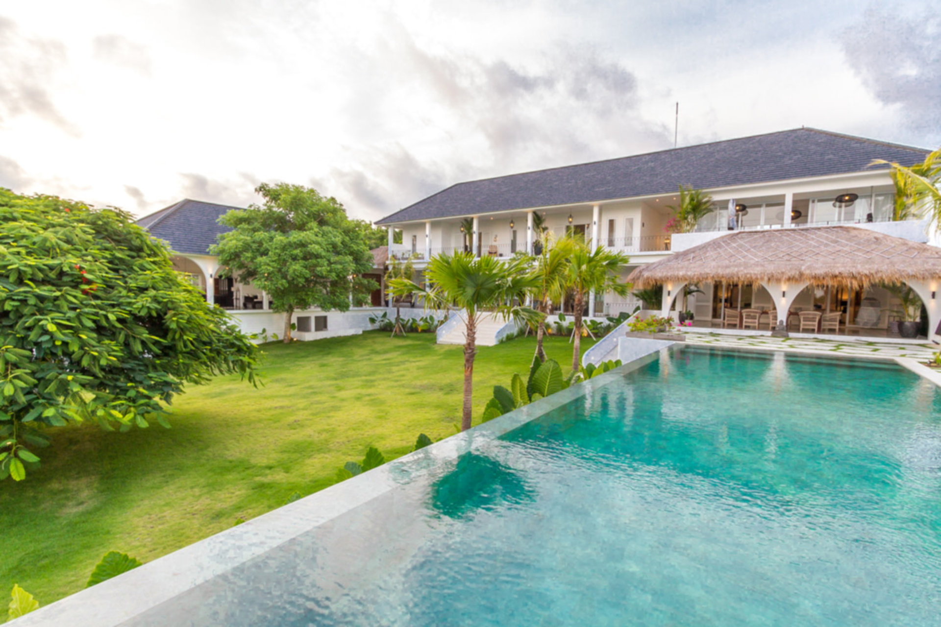 Ailenizin Muhteşem Okyanus Manzaralı Lüks 5 Yatak Odalı Tatil Villası Kiraladığını Hayal Edin, Bali Villa 2114