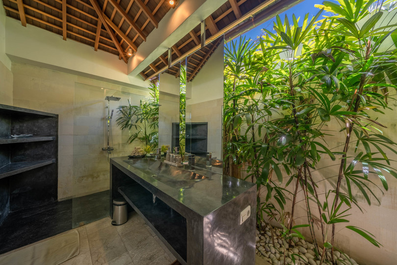 Ailenizin Double Six Beach'e Yakın 4 Yatak Odalı Lüks Bir Tatil Villası Kiraladığını Hayal Edin, Bali Villa 2116