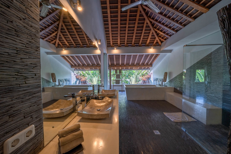 Ailenizin Double Six Beach'e Yakın 4 Yatak Odalı Lüks Bir Tatil Villası Kiraladığını Hayal Edin, Bali Villa 2116