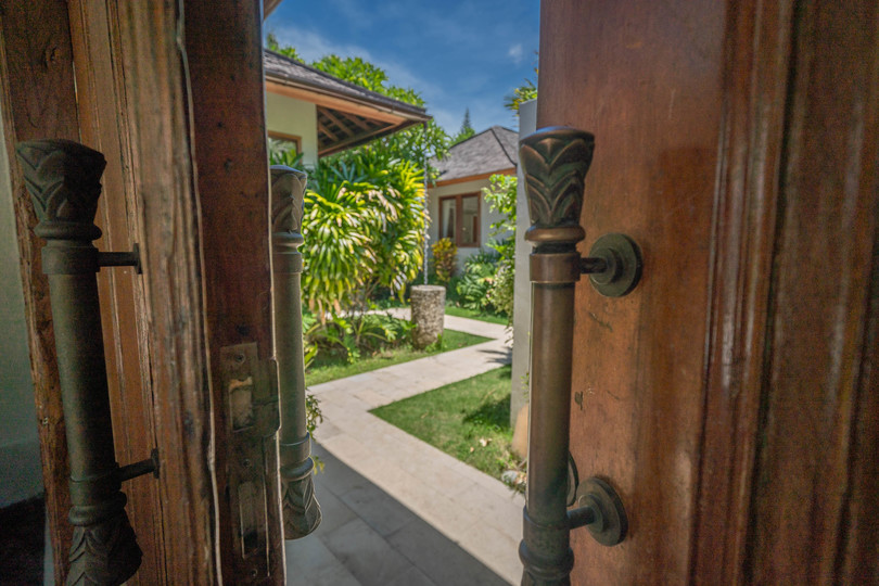 Ailenizin Double Six Beach'e Yakın 4 Yatak Odalı Lüks Bir Tatil Villası Kiraladığını Hayal Edin, Bali Villa 2116