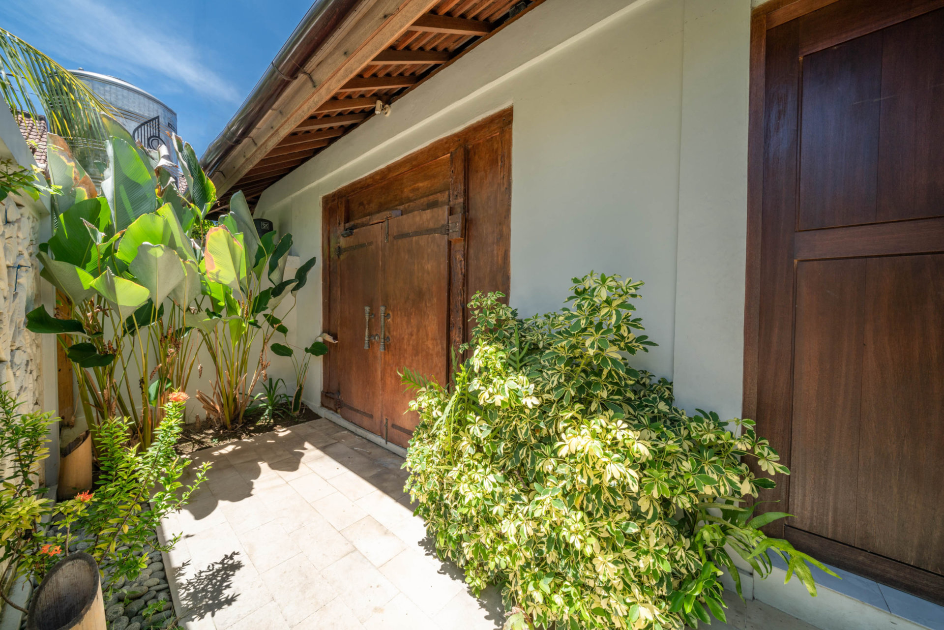Ailenizin Double Six Beach'e Yakın 4 Yatak Odalı Lüks Bir Tatil Villası Kiraladığını Hayal Edin, Bali Villa 2116