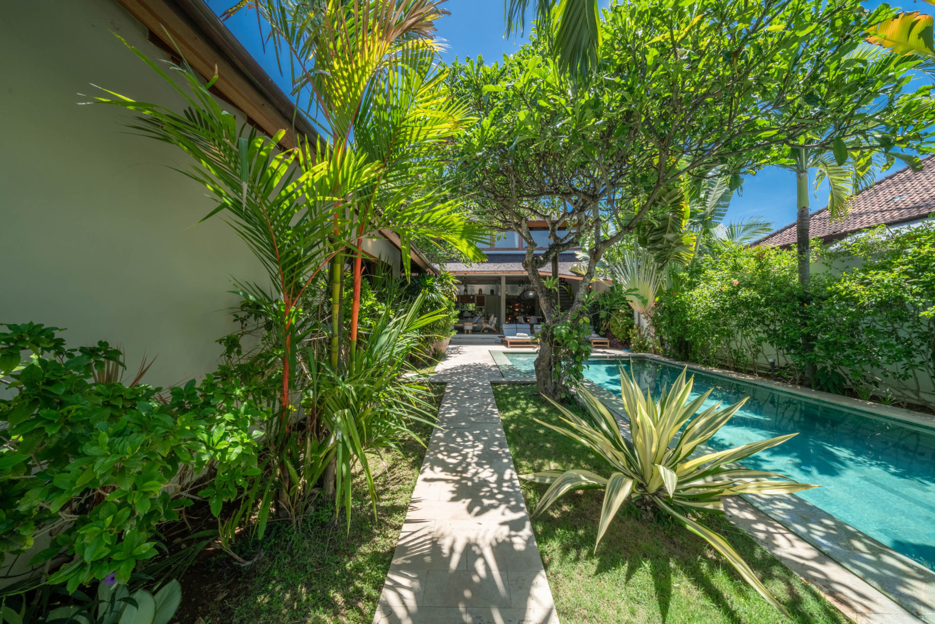Ailenizin Double Six Beach'e Yakın 4 Yatak Odalı Lüks Bir Tatil Villası Kiraladığını Hayal Edin, Bali Villa 2116