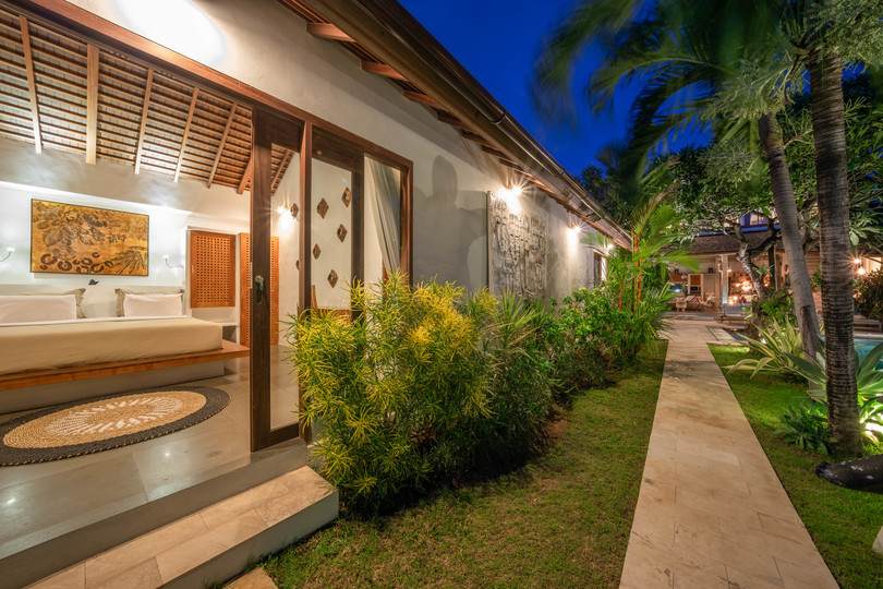 Ailenizin Double Six Beach'e Yakın 4 Yatak Odalı Lüks Bir Tatil Villası Kiraladığını Hayal Edin, Bali Villa 2116