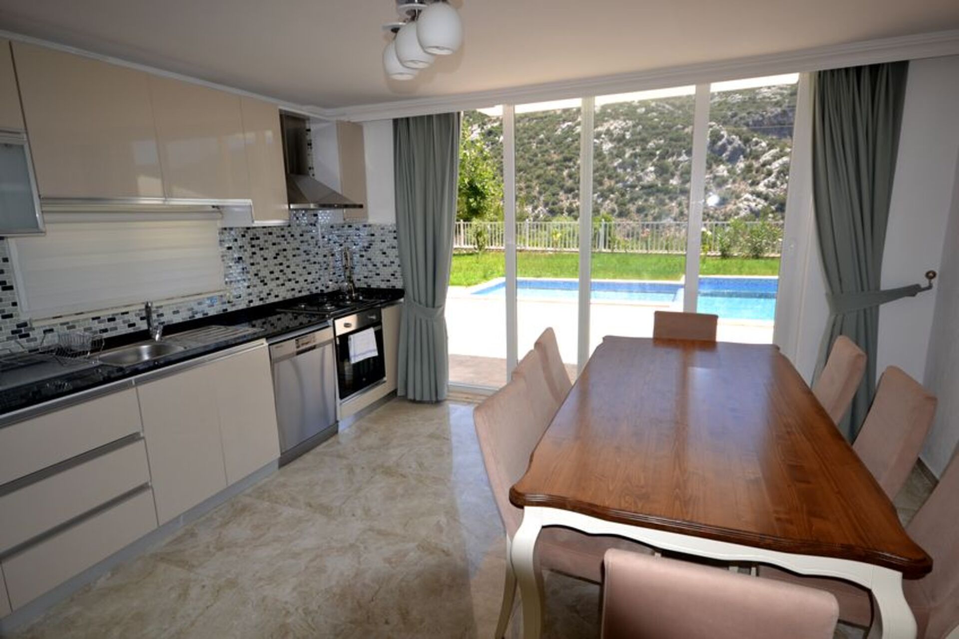 Kalkan Villa 1071'de 4 Yatak Odalı Lüks Villanızı Kiralayın