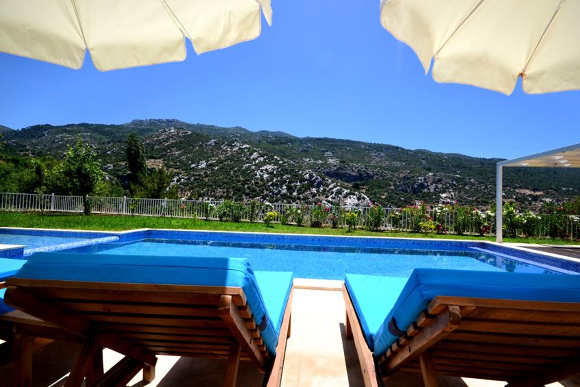 Kalkan Villa 1071'de 4 Yatak Odalı Lüks Villanızı Kiralayın