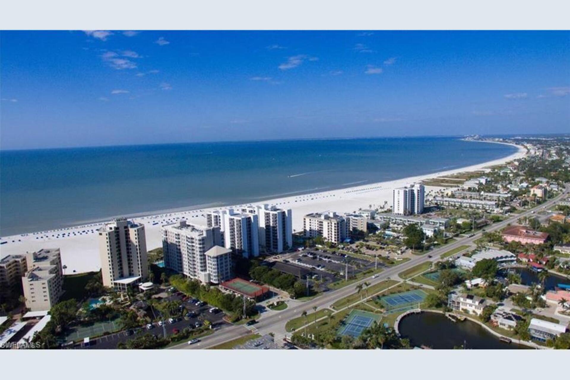 Estero Beach & Tennis'in En Prestijli Bölgelerinden Birinde 5 Yıldızlı Daire, Florida Condo 5946