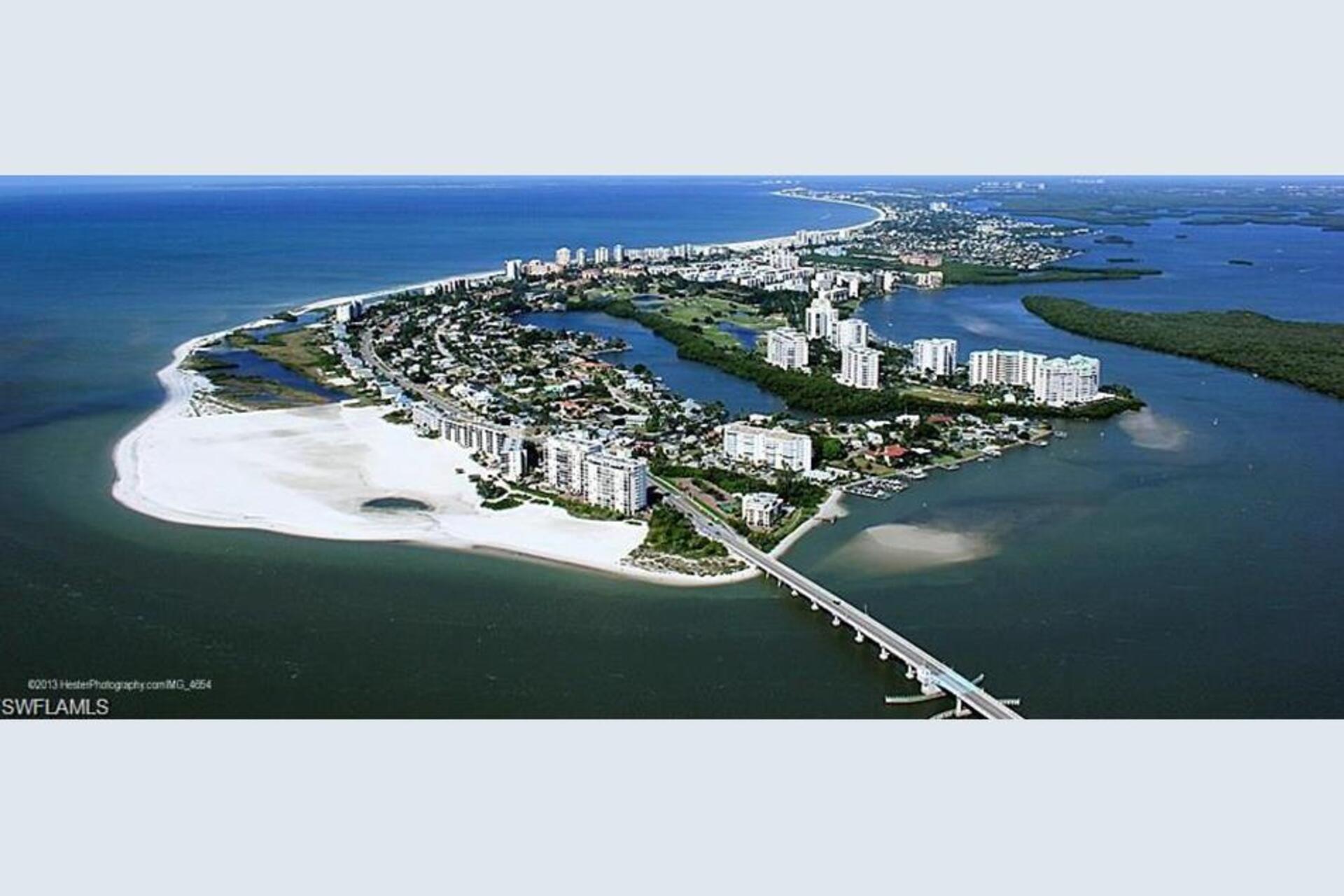 Estero Beach & Tennis'in En Prestijli Bölgelerinden Birinde 5 Yıldızlı Daire, Florida Condo 5946