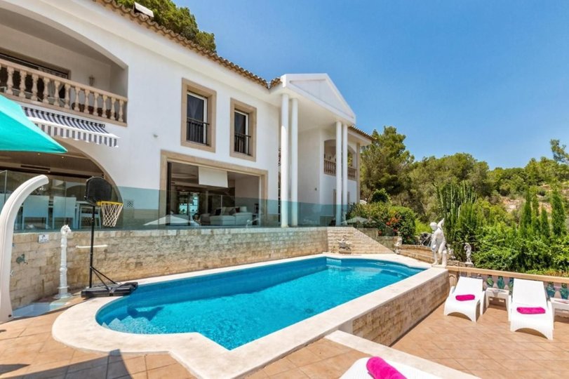Mallorca Villa 1040'ta bulunan, özel havuzlu bu lüks villayı kiralayın.