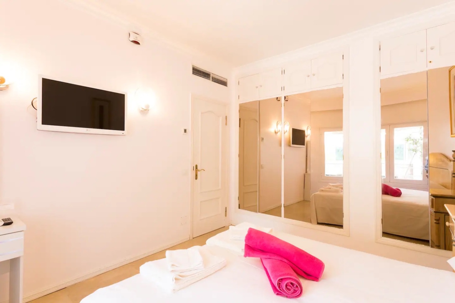 Mallorca Villa 1040'ta bulunan, özel havuzlu bu lüks villayı kiralayın.