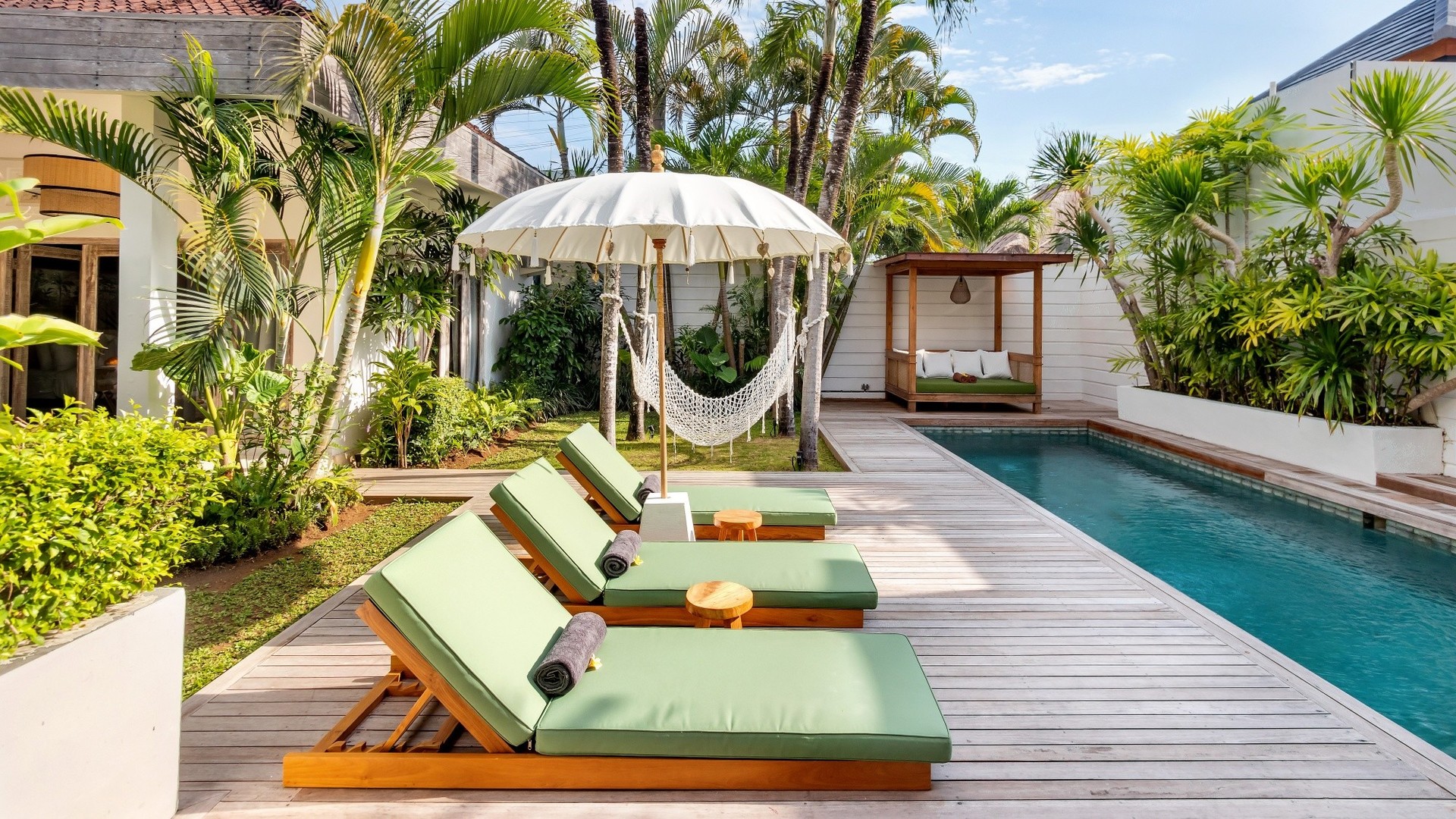 Muhteşem Havuz Alanına Sahip Rahat 4BR Villa, Bali Villa 2210