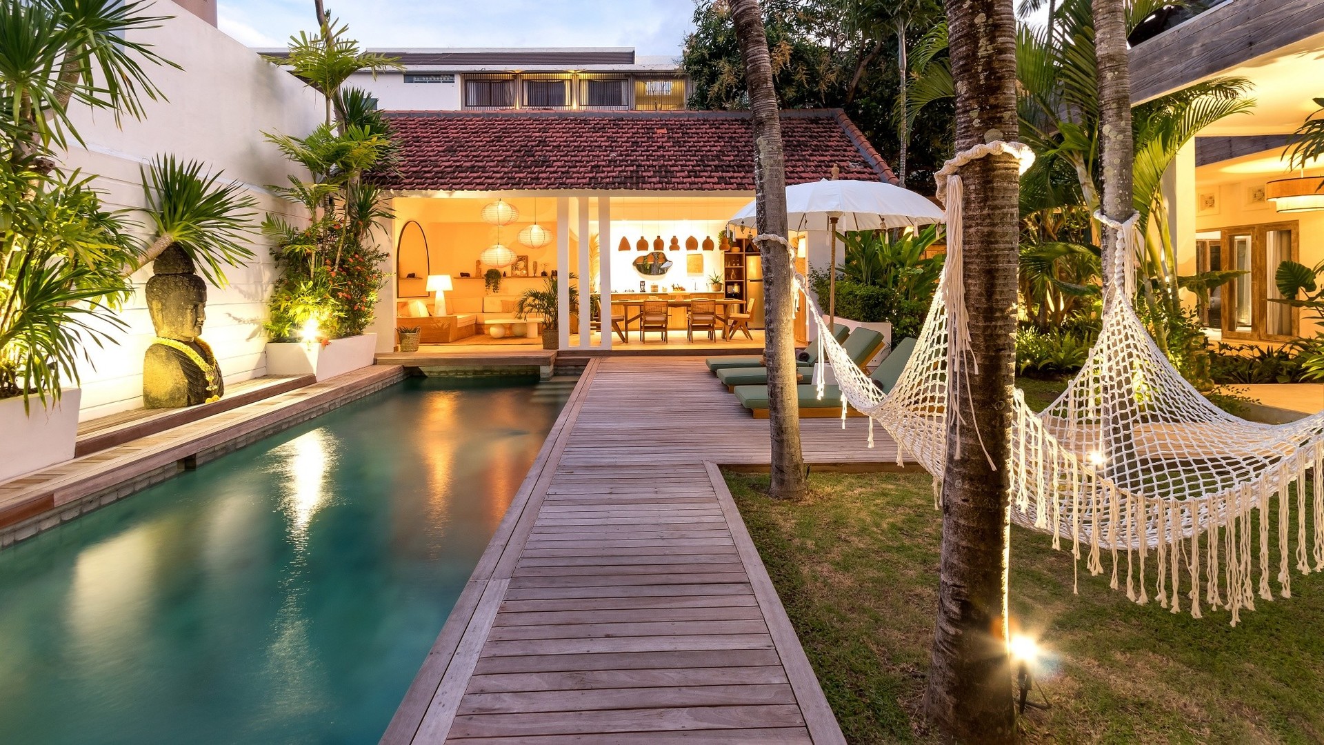 Muhteşem Havuz Alanına Sahip Rahat 4BR Villa, Bali Villa 2210