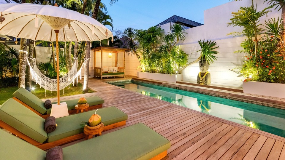 Muhteşem Havuz Alanına Sahip Rahat 4BR Villa, Bali Villa 2210