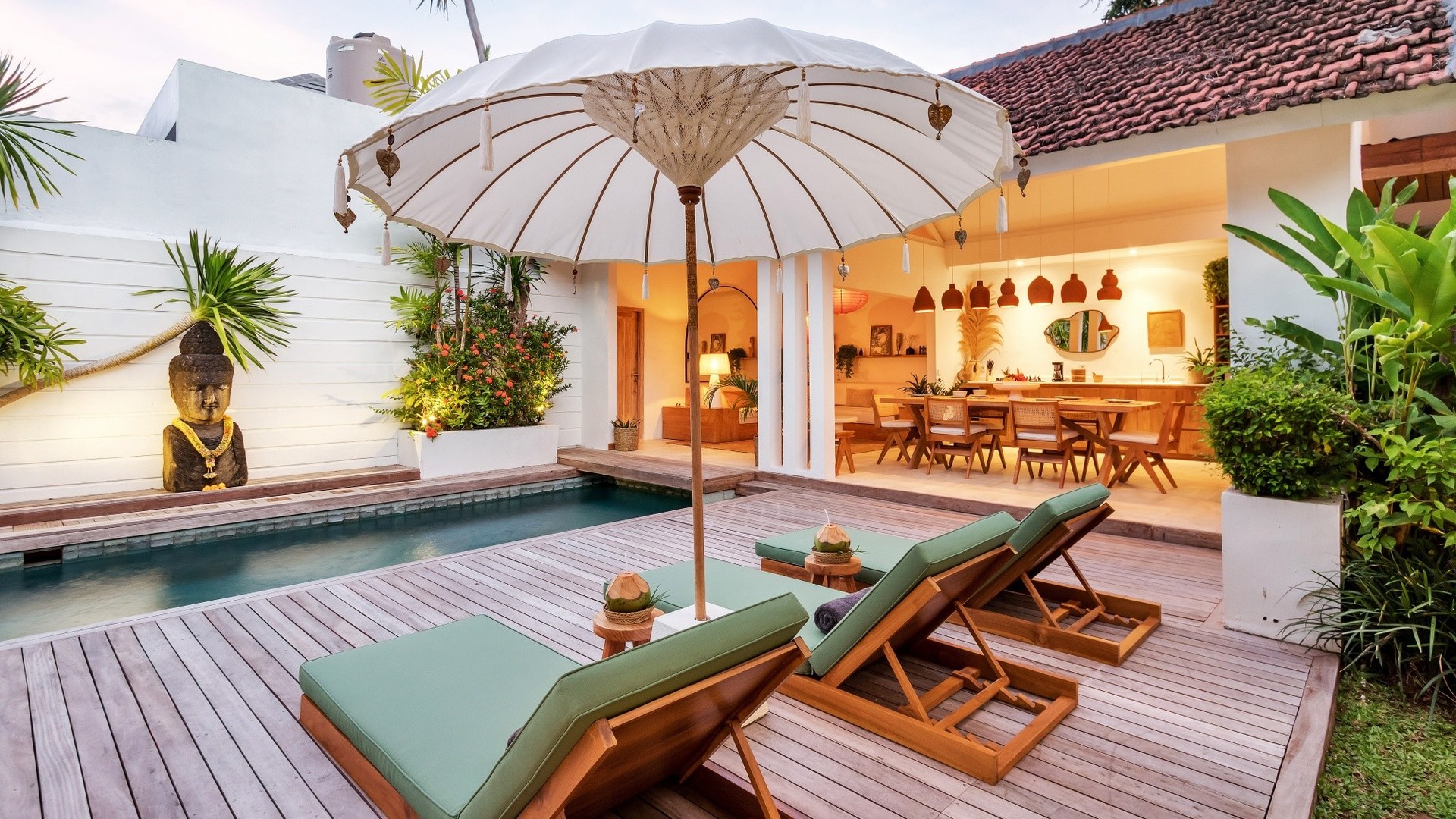 Muhteşem Havuz Alanına Sahip Rahat 4BR Villa, Bali Villa 2210