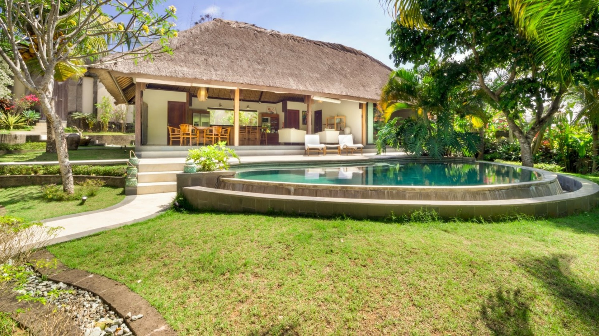 Geniş 2BR Villa, Havuzlu ve Bahçeli, Bali Villa 2227