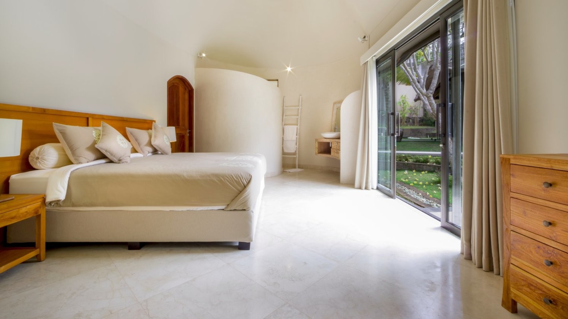 Geniş 2BR Villa, Havuzlu ve Bahçeli, Bali Villa 2227