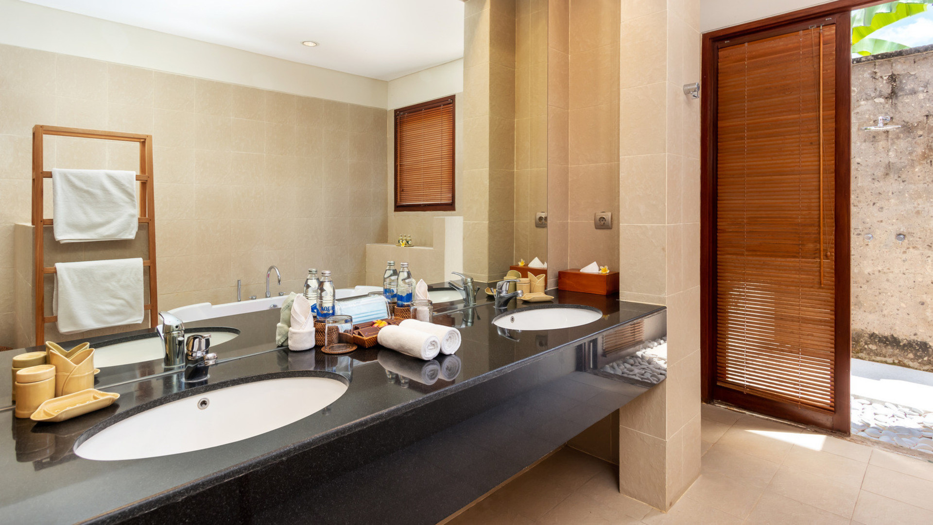 Geniş 4BR Villa, Havuzlu ve Bahçeli, Bali Villa 2233