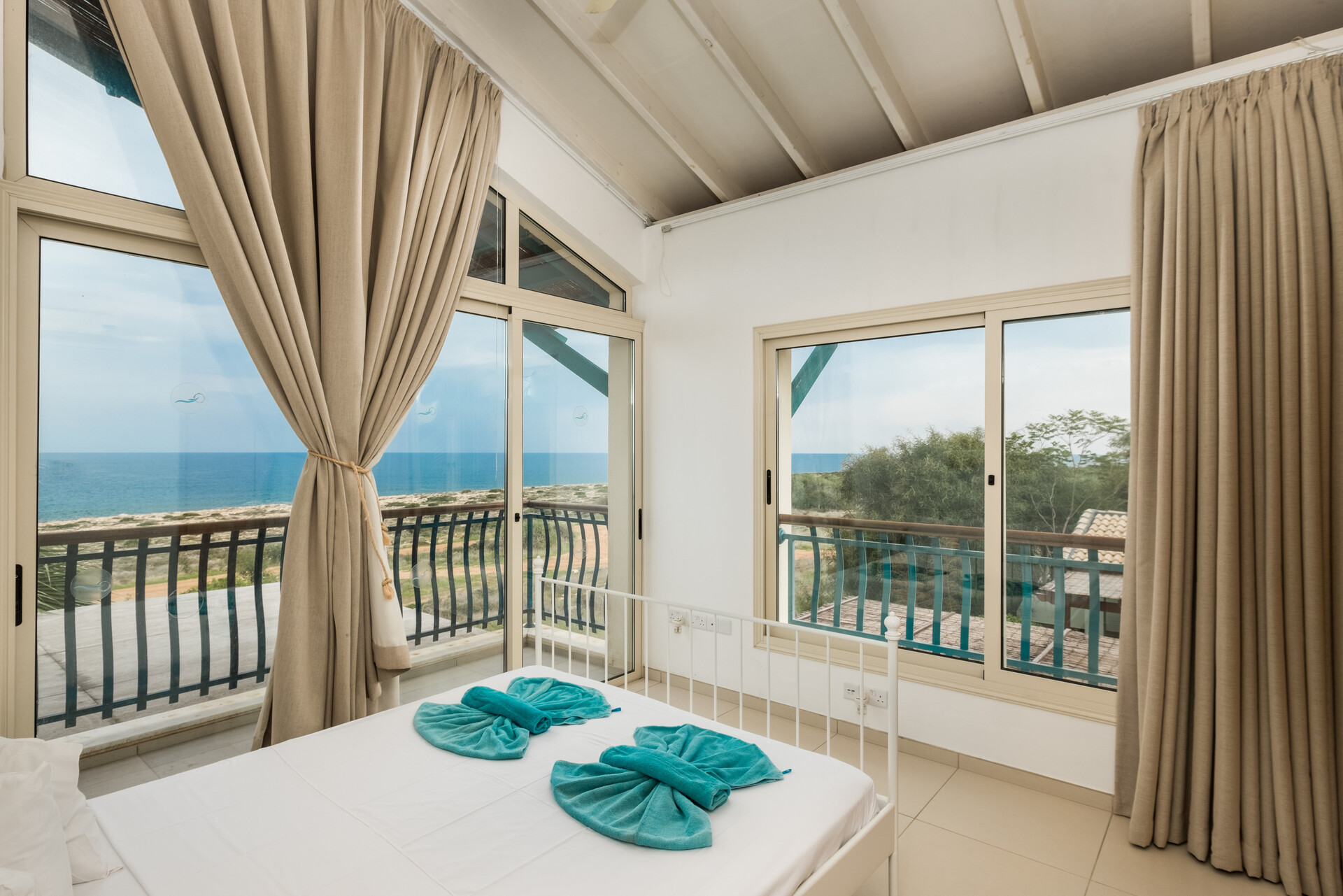 Ailenizin Protaras'taki Bu Lüks Çağdaş Tarzdaki Villayı Kiraladığını Hayal Edin, Protaras Villa 1718