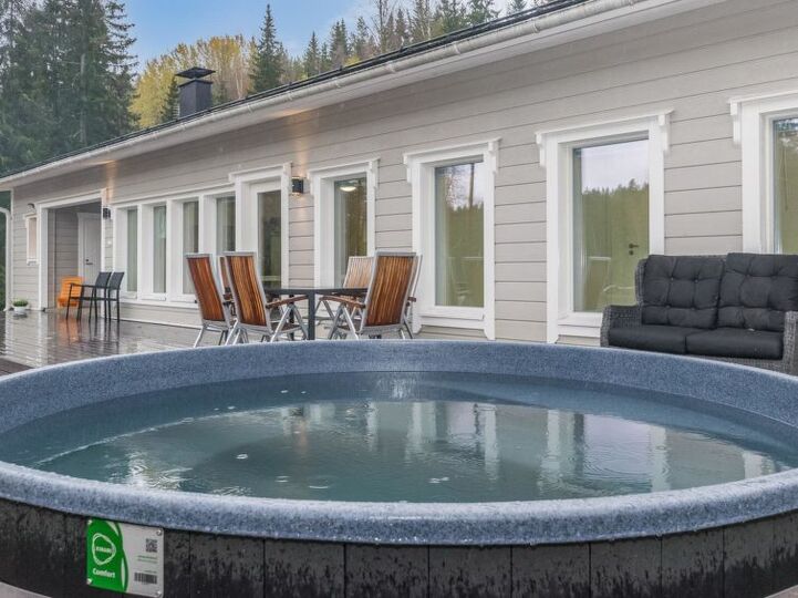 Whispering Pines: Konforlu 2 Yatak Odalı Villa, 1045