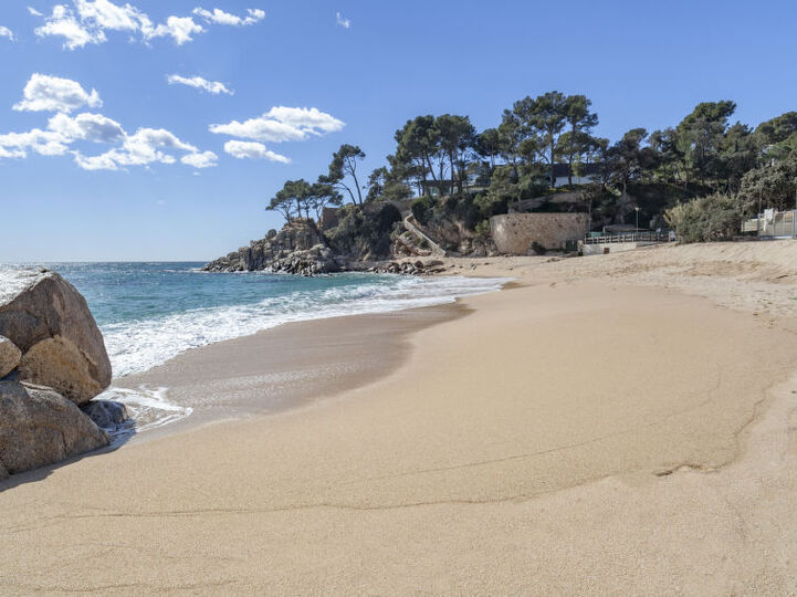 Costa Brava Rüyası: Muhteşem 4 Yatak Odalı Villa, 1080