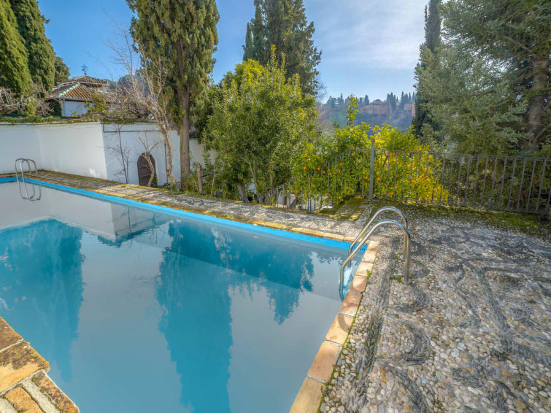 Endülüs'te Lüks 4 Yatak Odalı Villa, 1007