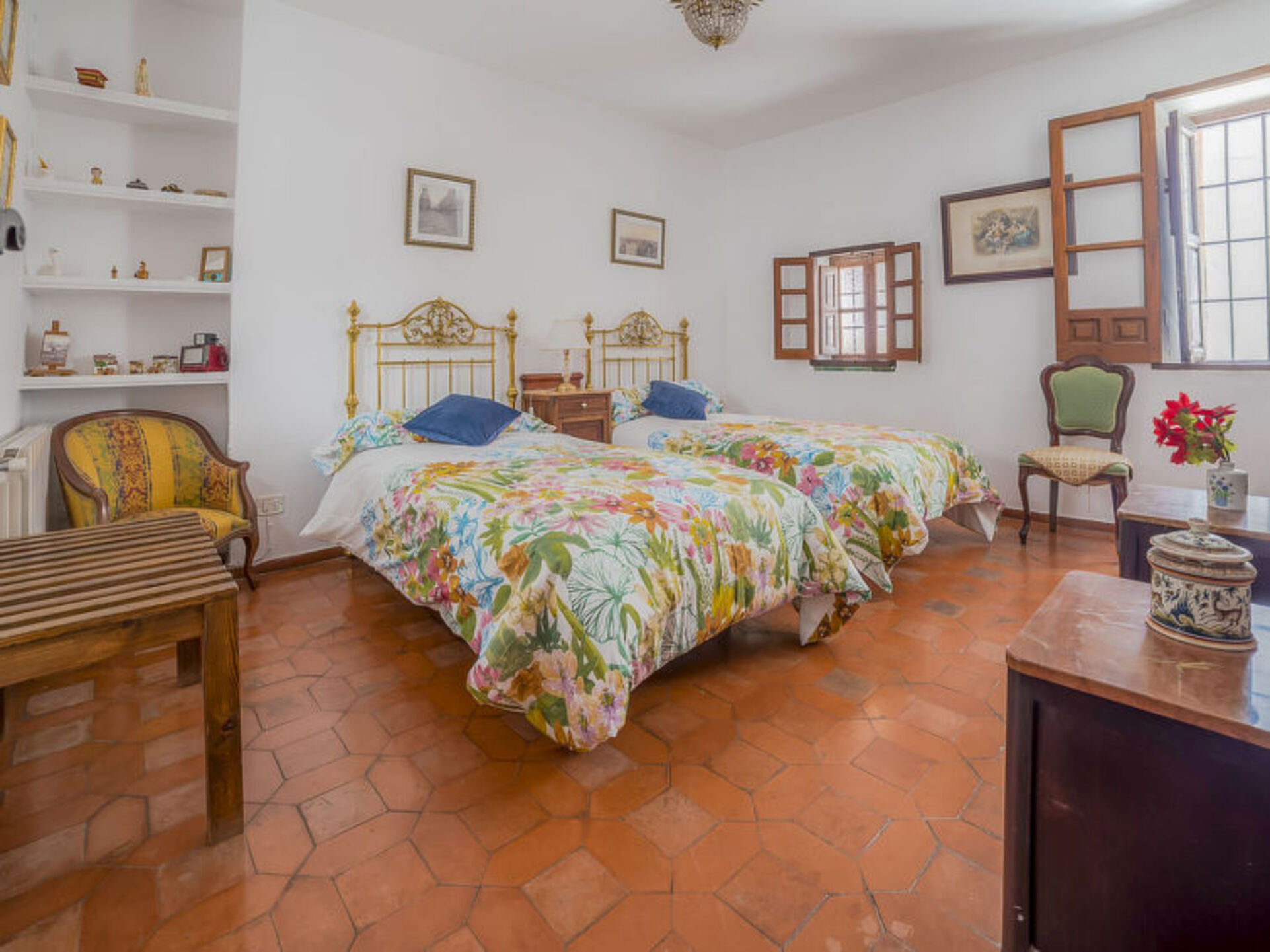 Endülüs'te Lüks 4 Yatak Odalı Villa, 1007