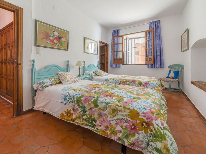 Endülüs'te Lüks 4 Yatak Odalı Villa, 1007