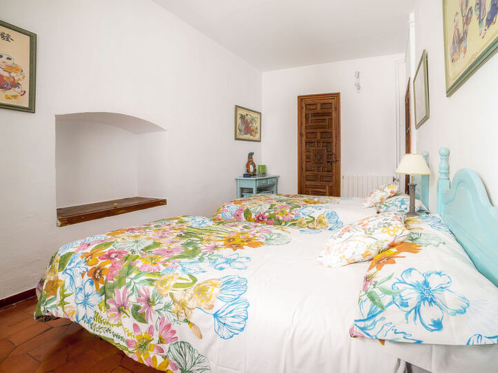 Endülüs'te Lüks 4 Yatak Odalı Villa, 1007