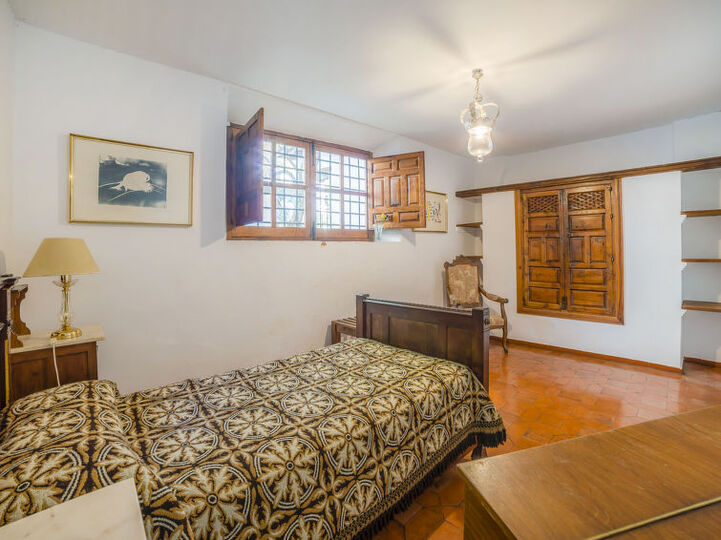 Endülüs'te Lüks 4 Yatak Odalı Villa, 1007