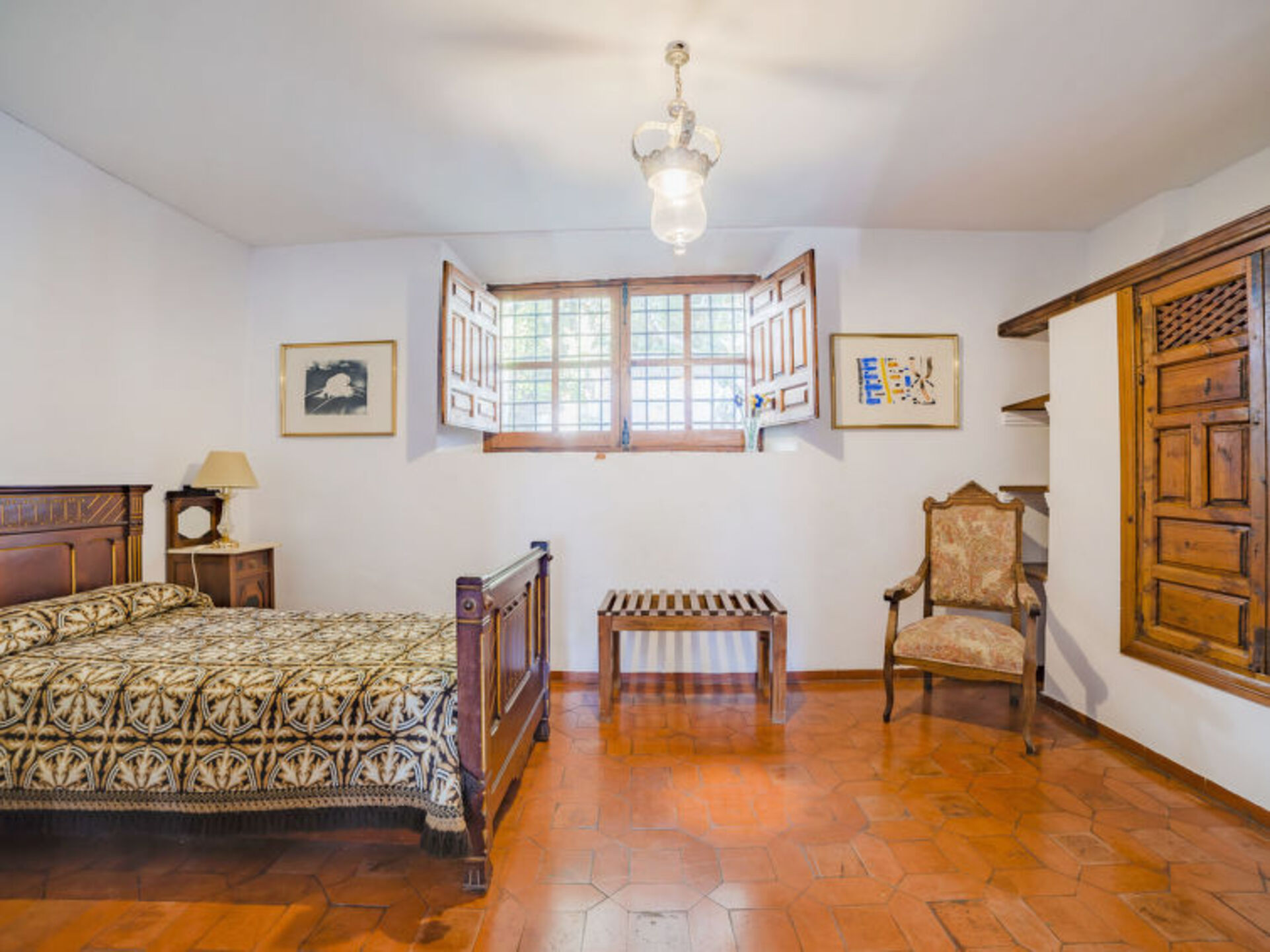 Endülüs'te Lüks 4 Yatak Odalı Villa, 1007