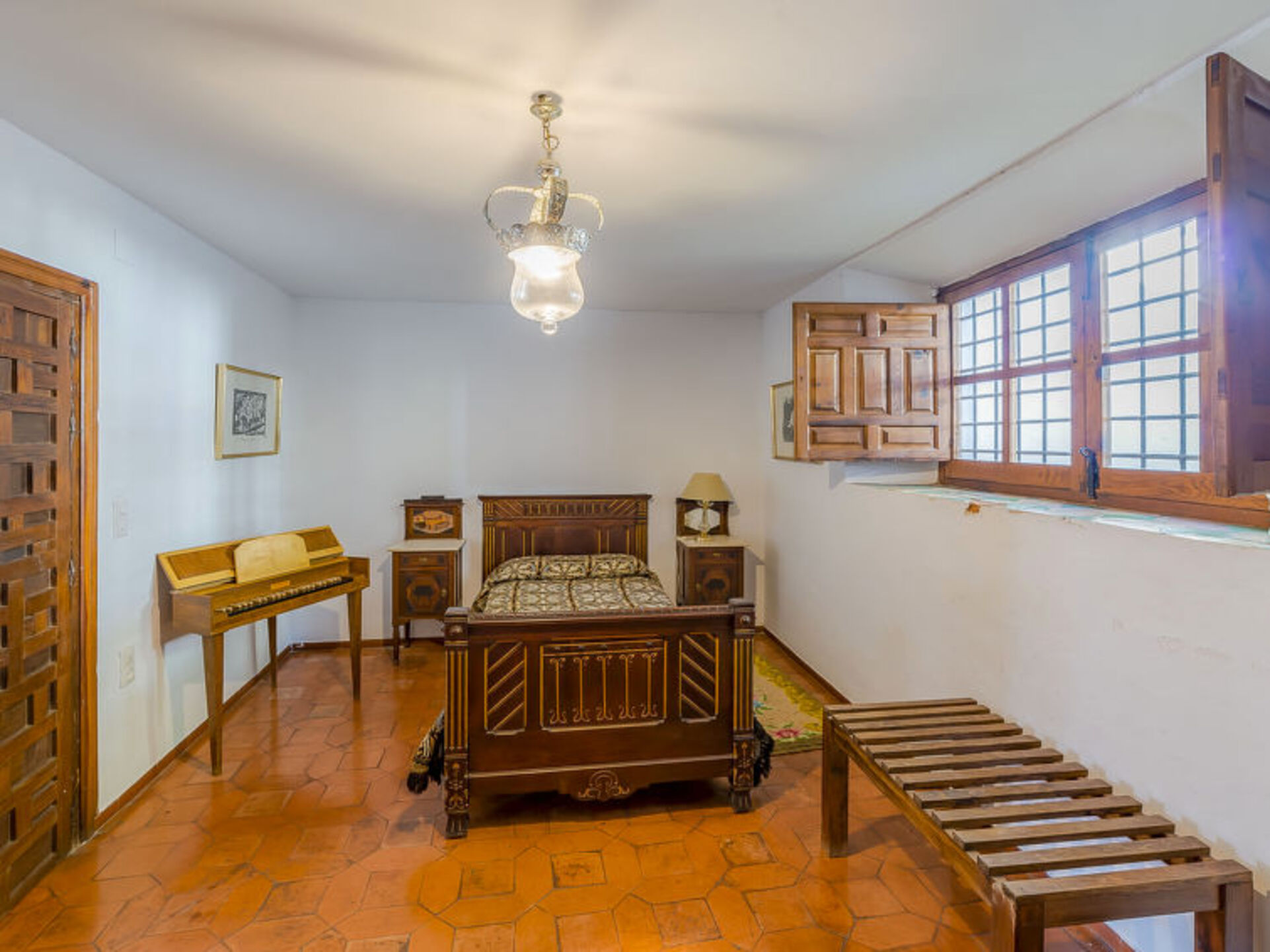 Endülüs'te Lüks 4 Yatak Odalı Villa, 1007