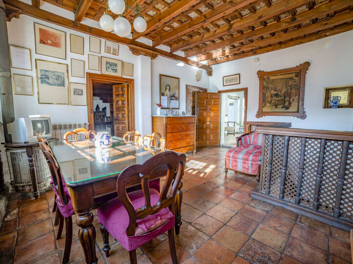 Endülüs'te Lüks 4 Yatak Odalı Villa, 1007