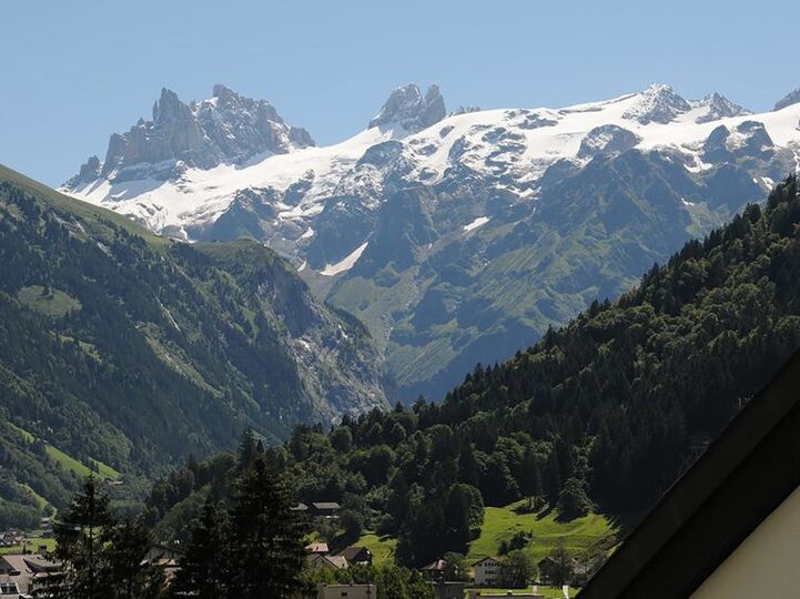 Obwalden'de Zarif Vaha, 1003