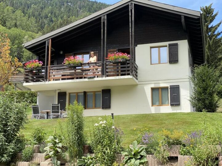 Dağ Büyüsü: Valais'te Zarif 3 Yatak Odalı Villa, 1365