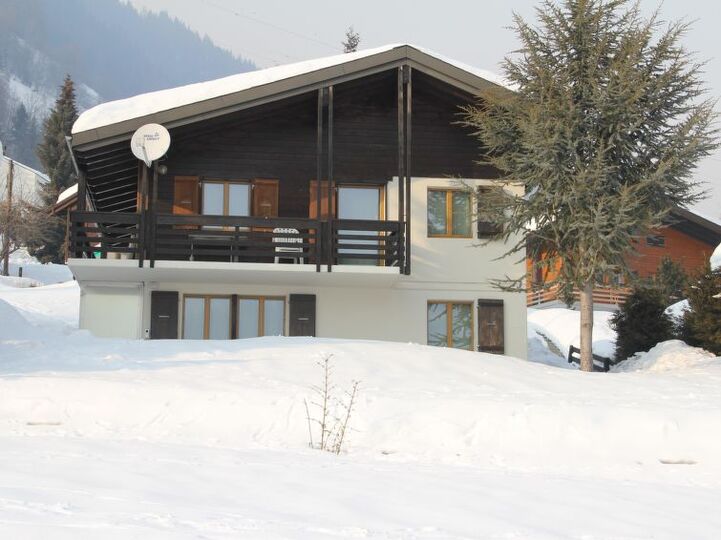 Dağ Büyüsü: Valais'te Zarif 3 Yatak Odalı Villa, 1365
