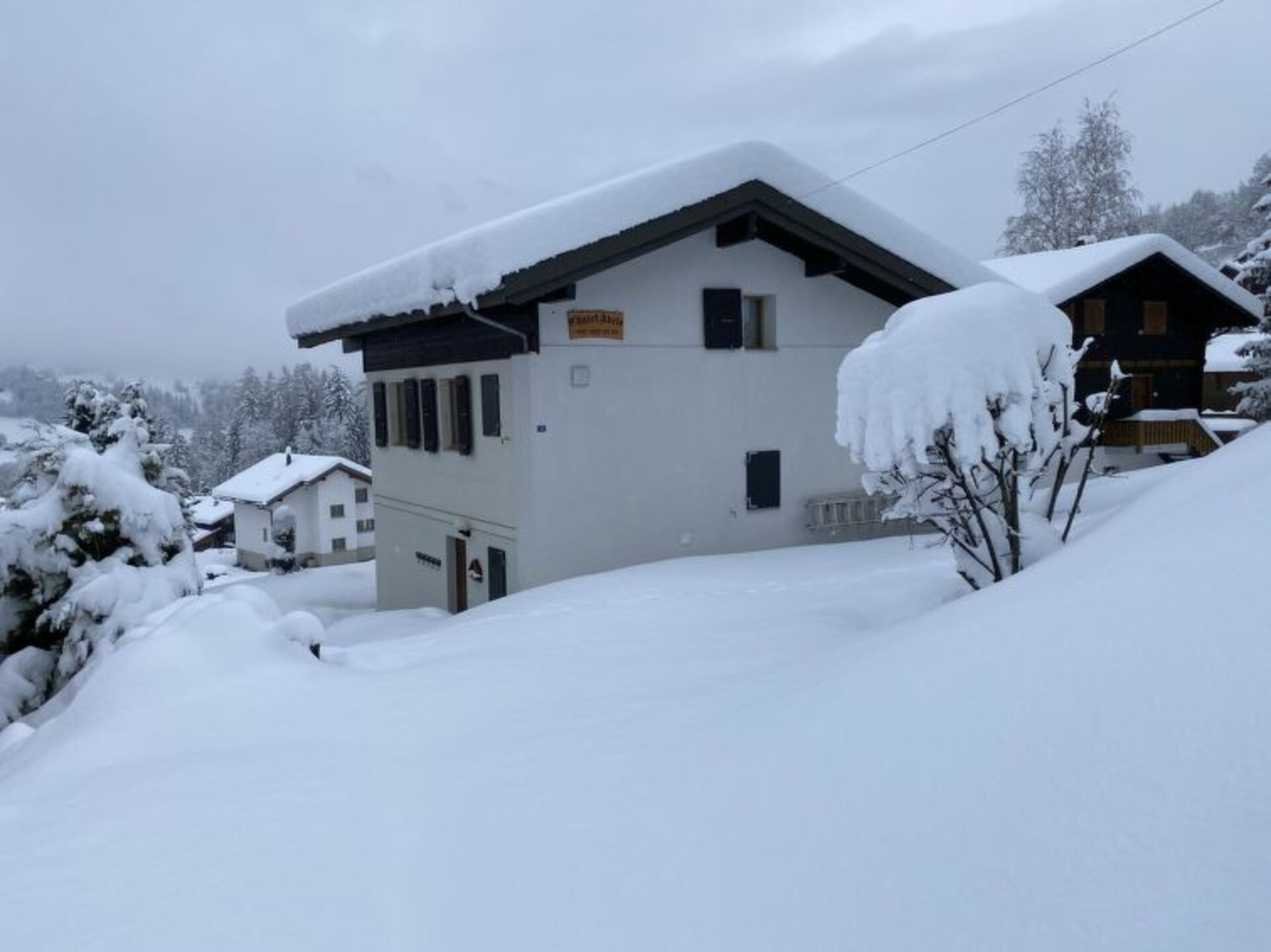 Dağ Büyüsü: Valais'te Zarif 3 Yatak Odalı Villa, 1365