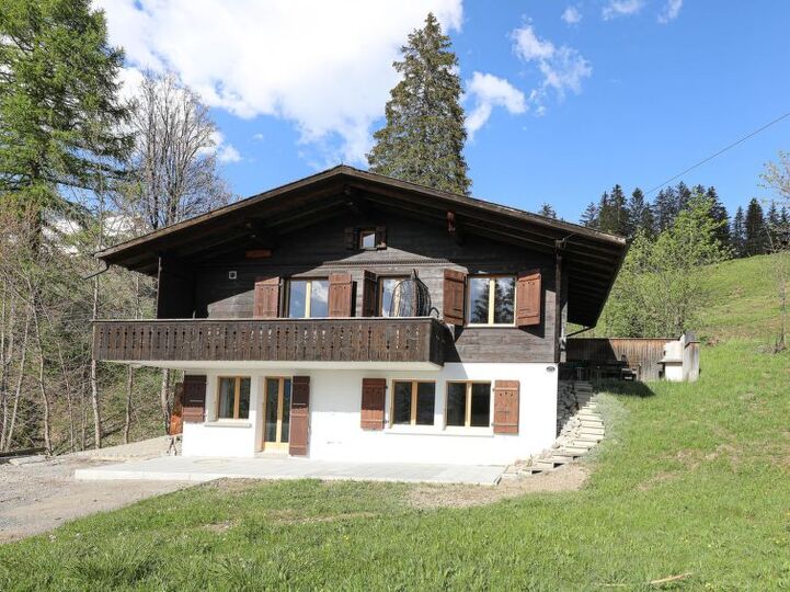Lenk'in kalbinde, 1190 yılında yer alan şık 4 yatak odalı villa., Lenk, Switzerland