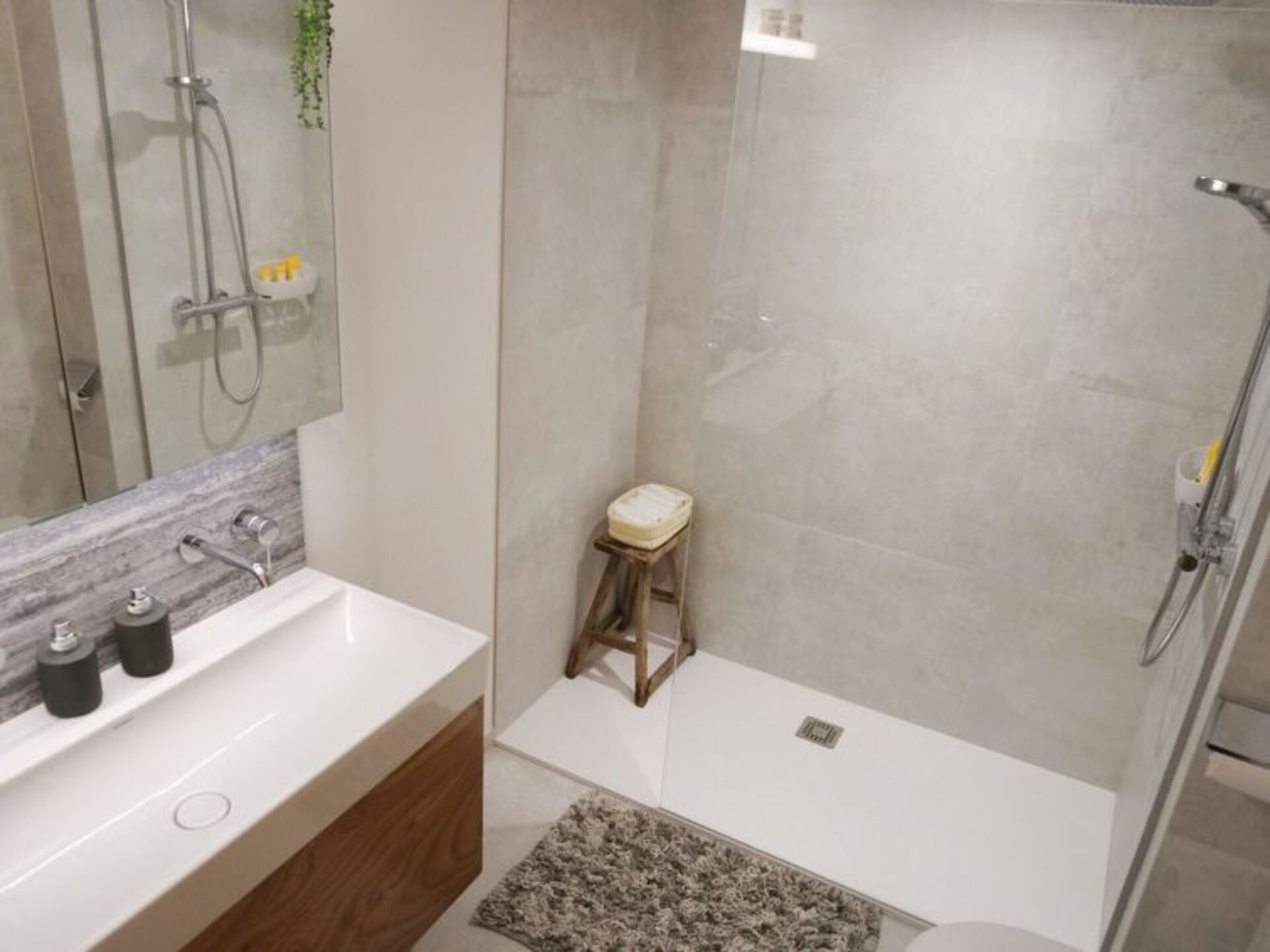 Zweisimmen'de Zarif 2 Yatak Odalı Villa, 1195