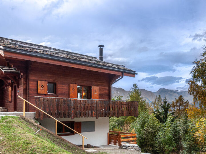 Rustik Zarafet: Nendaz'da 4 Yatak Odalı Dağ Evi, 1424, Nendaz, Switzerland
