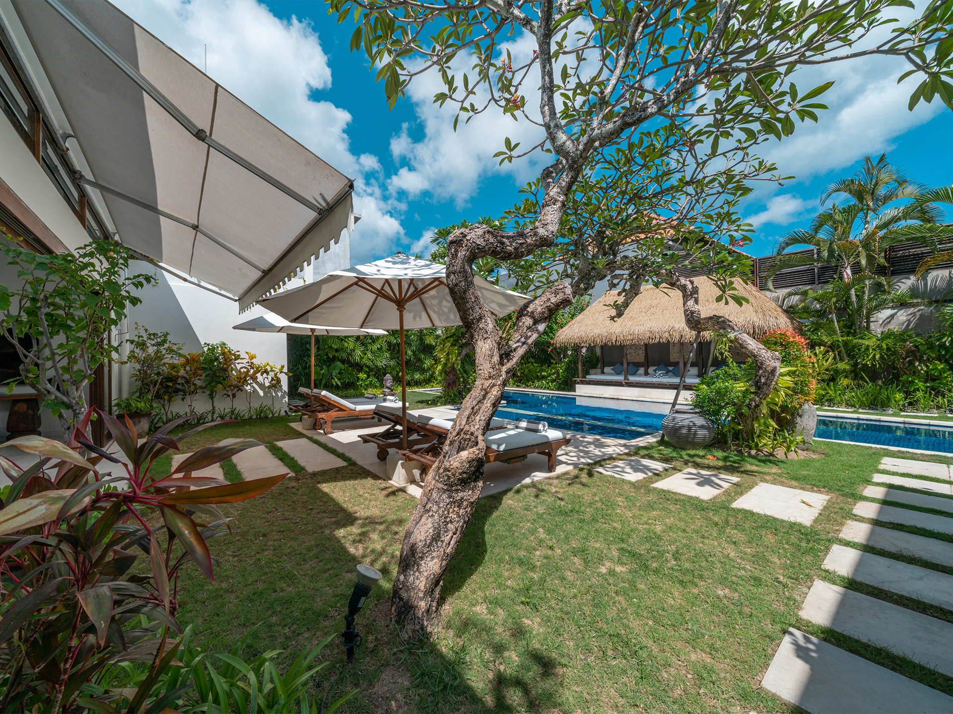 Bali'de Büyüleyici Deniz Kenarı 4BR Villa, 2256