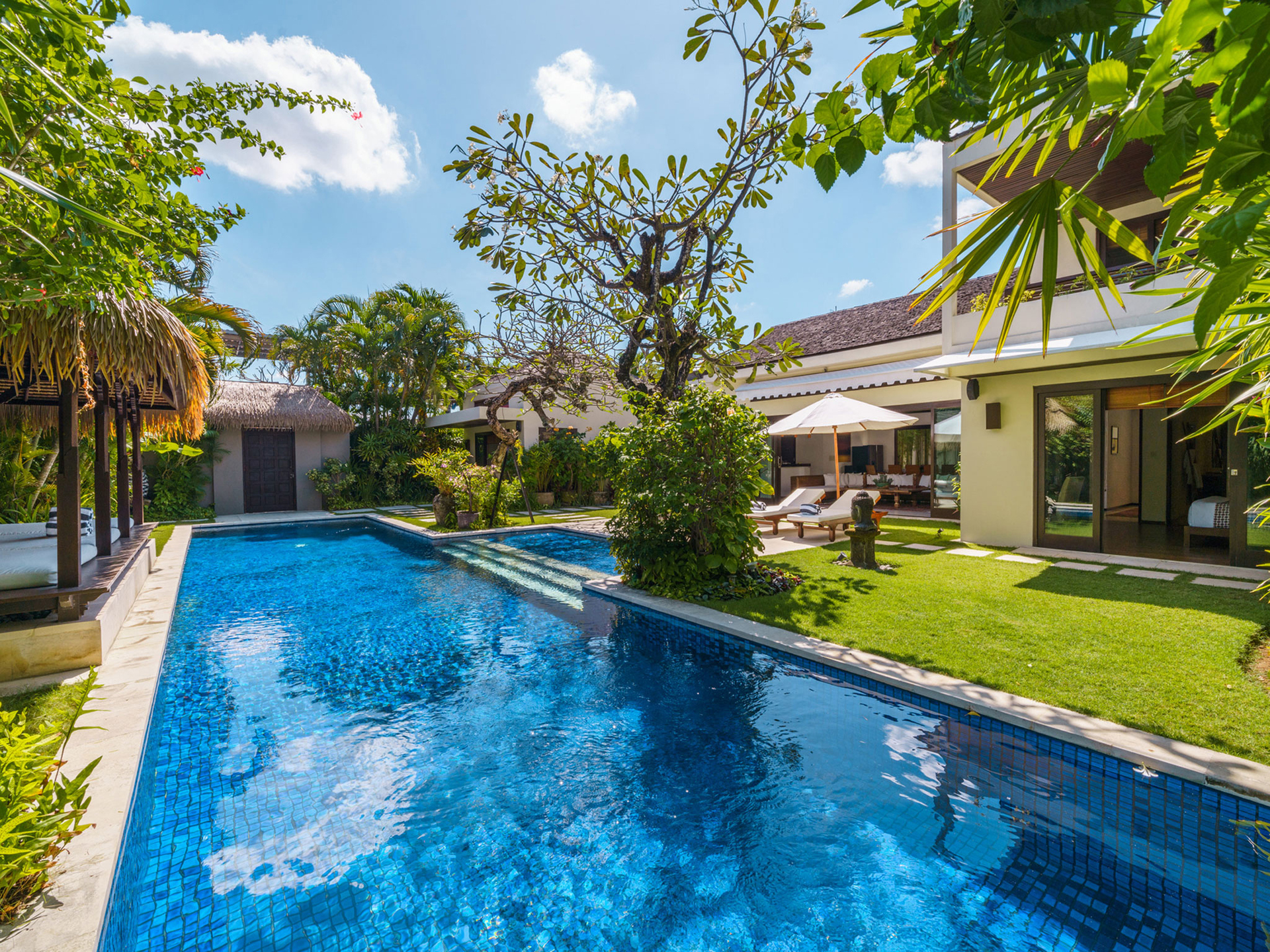 Bali'de Büyüleyici Deniz Kenarı 4BR Villa, 2256