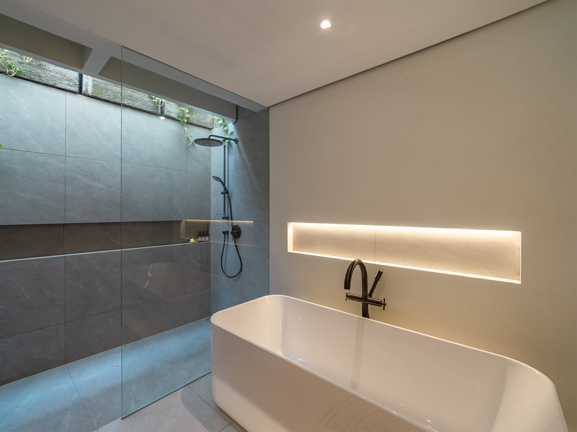 Bali'de Büyüleyici Deniz Kenarı 4BR Villa, 2256