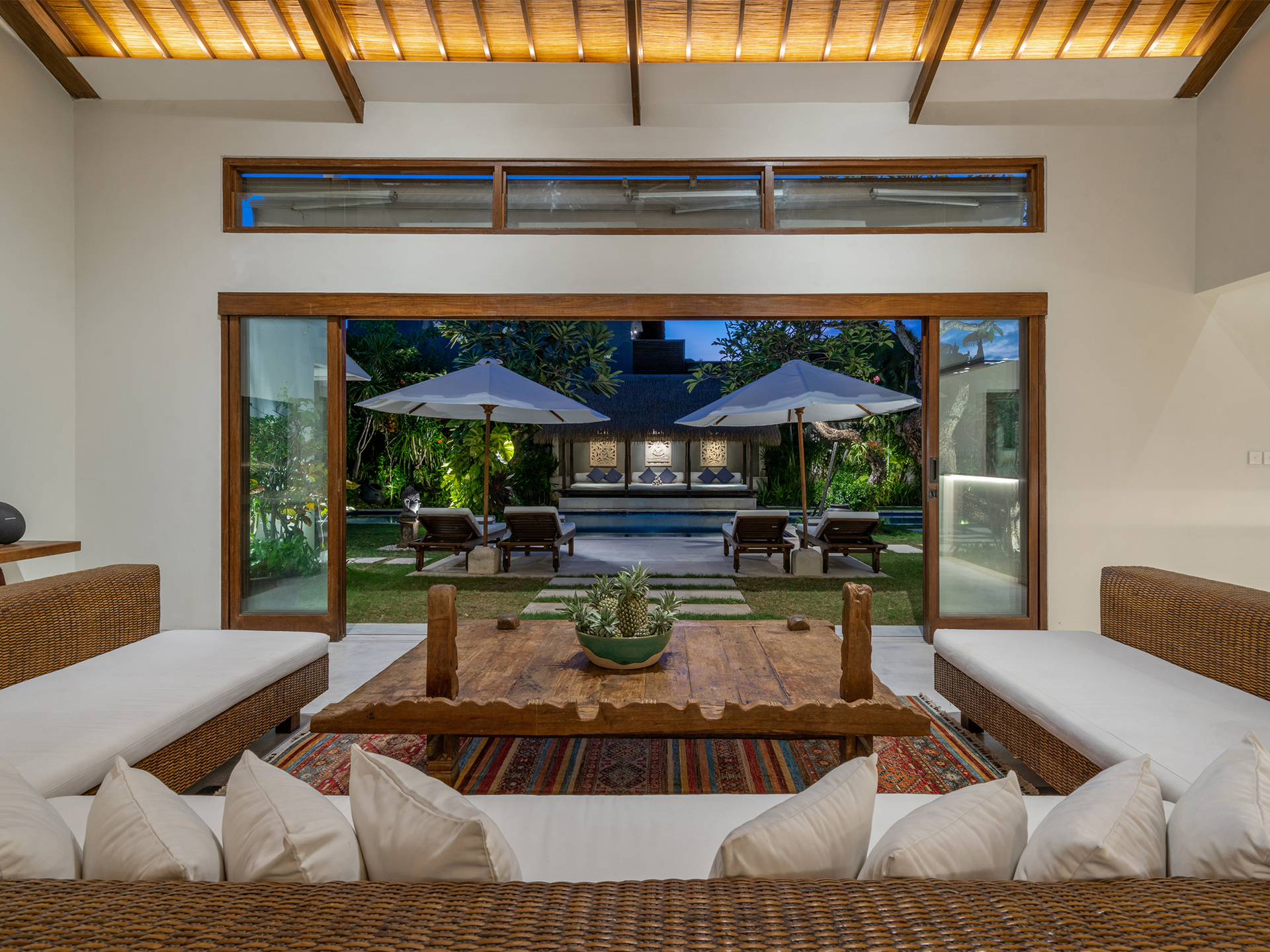 Bali'de Büyüleyici Deniz Kenarı 4BR Villa, 2256