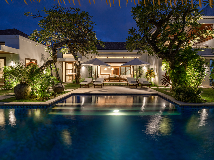 Bali'de Büyüleyici Deniz Kenarı 4BR Villa, 2256