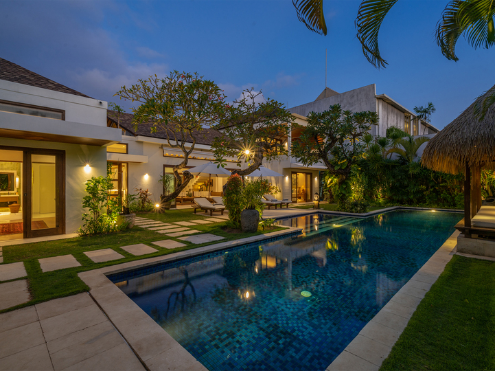 Bali'de Büyüleyici Deniz Kenarı 4BR Villa, 2256