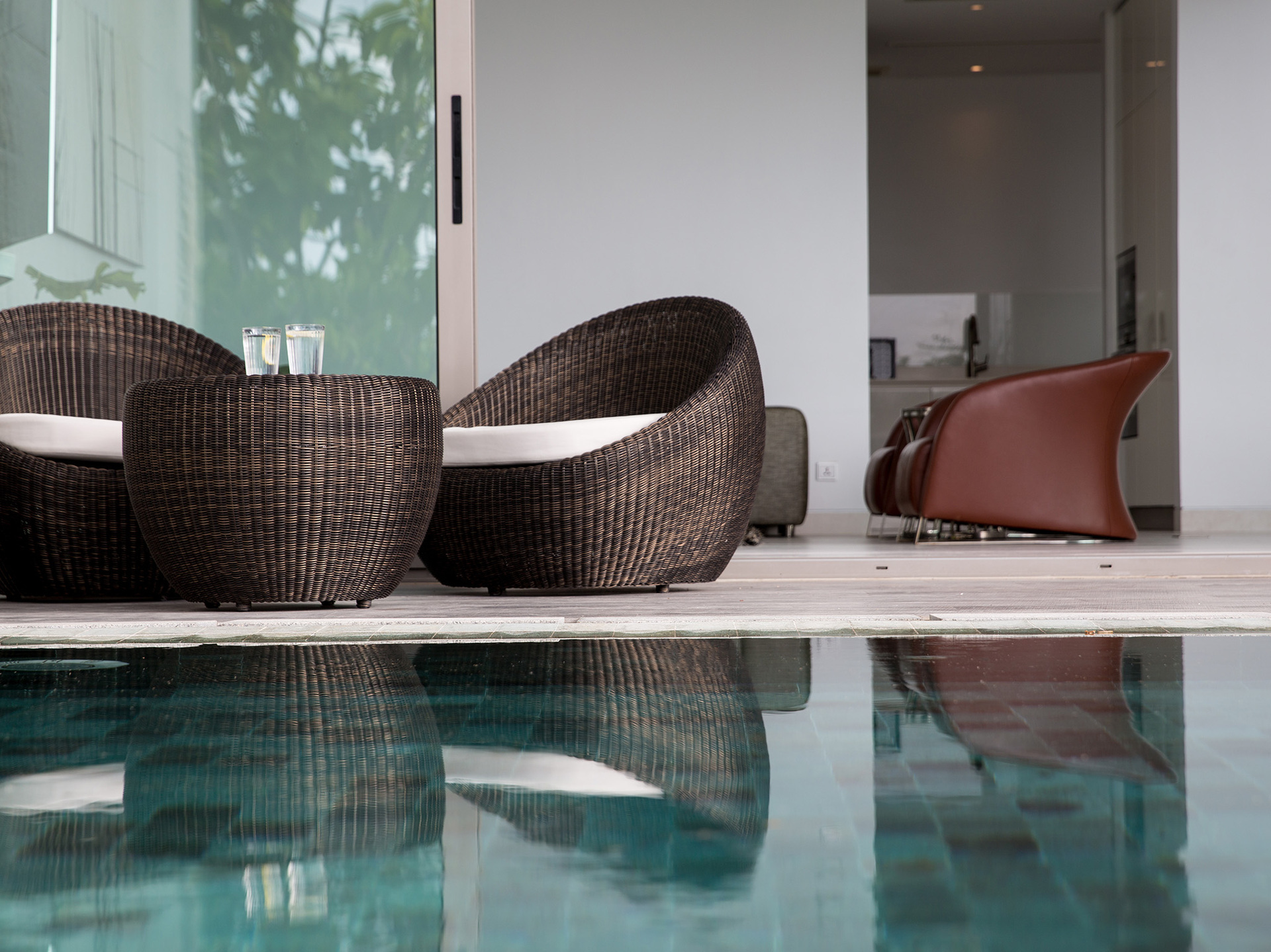 Malaiwana Patio Duplex - Outdoor dining by the pool