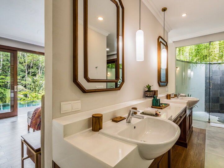 Pala Ubud - Villa Catur - Elegant double vanity en suite bathroom